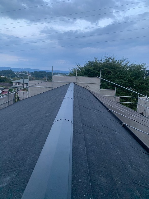 スレート屋根から横暖ルーフを使った屋根カバー工事を行いました！川口市屋根カバー工事　横暖ルーフαｓ　ニチハ　センタールーフ　スレートボロボロ　ガルバリウム鋼板　